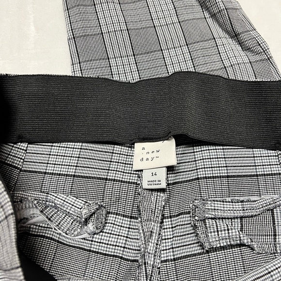 A New Day Cropped Pants - Picture 4 of 5